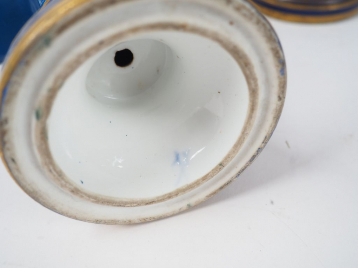 Suite de quatre sujets XIXème en porcelaine bleue roi et bleue de four