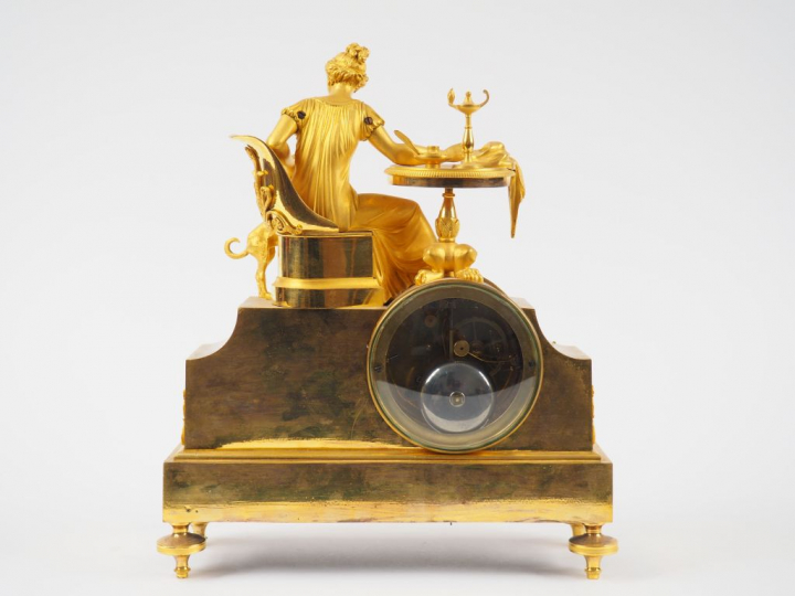 Pendule Directoire en bronze ciselé et doré. 'Allégorie de la fidélité