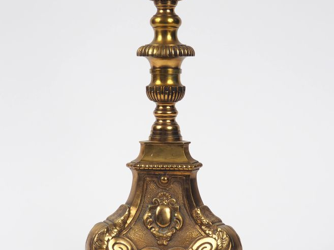 Pique cierge de style Louis XIII en bronze, monté en lampe. H. : 64 cm