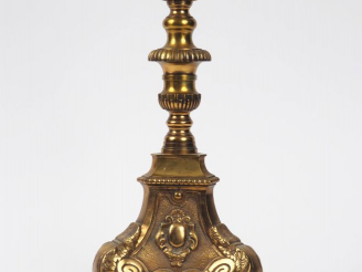 Vente aux enchères Pique cierge de style Louis XIII en bronze, monté en lampe. H. : 64 cm