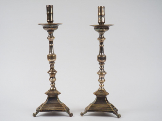 Vente aux enchères Paire de portes cierges Louis XIV en bronze argenté. H. : 50,5 cm.