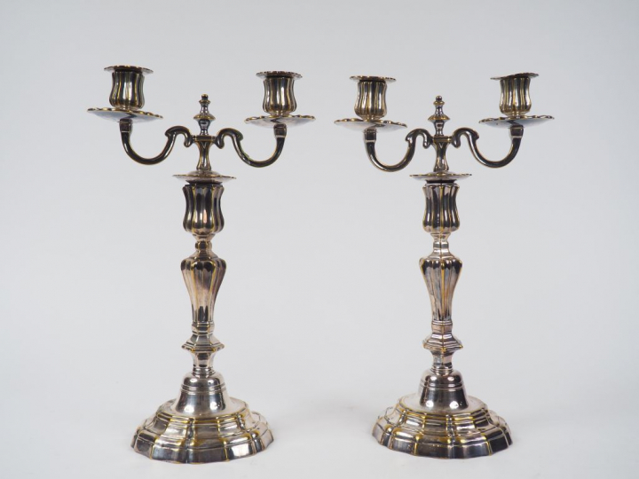 Paire de bougeoirs de style Louis XV en bronze argenté, éclairant à de
