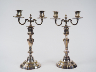 Vente aux enchères Paire de bougeoirs de style Louis XV en bronze argenté, éclairant à de