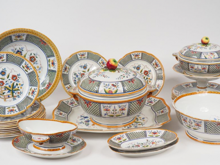 Partie de service de table en faïence polychrome de Sarreguemines, mod