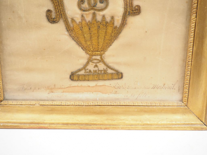 Soie brodée XIXème à décor de vase à anses portant une inscription 'A 