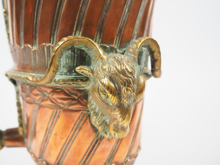 Fontaine Louis XVI en cuivre et bonze avec son bassin, à décor de lamb