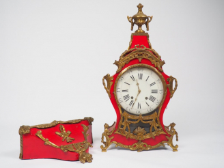 Vente aux enchères Cartel d'applique de style Louis XV en bois laqué rouge et bronze. H. 