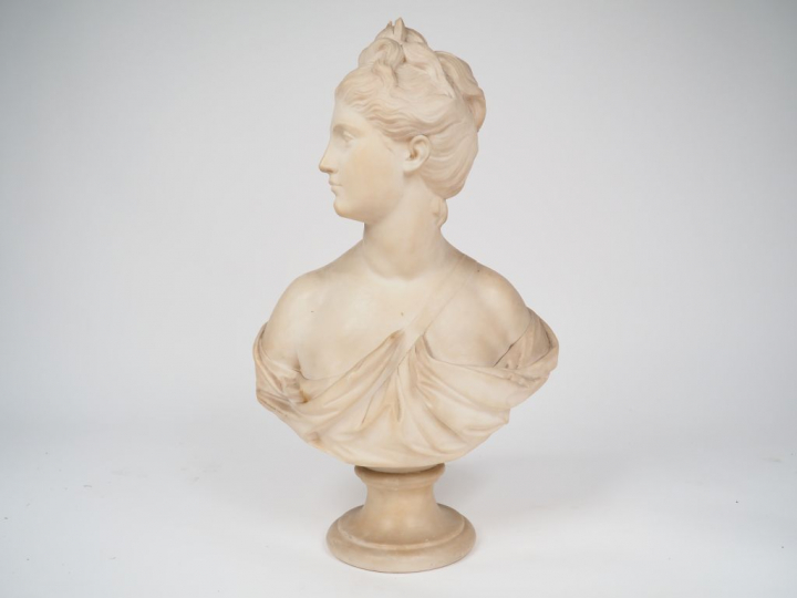 HOUDON (d'après). 'Diane chasseresse'. Buste en albâtre sculpté. H. : 