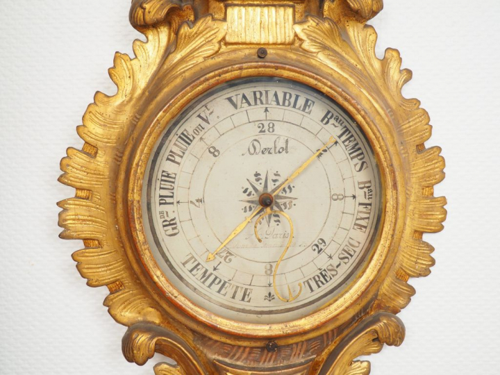 Baromètre thermomètre de style Louis XVI en bois sculpté et doré. H. :