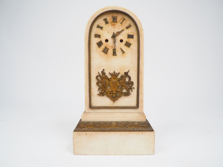 Pendule borne XIXème en albatre et bronze à décor d'armoiries. Dim. : 
