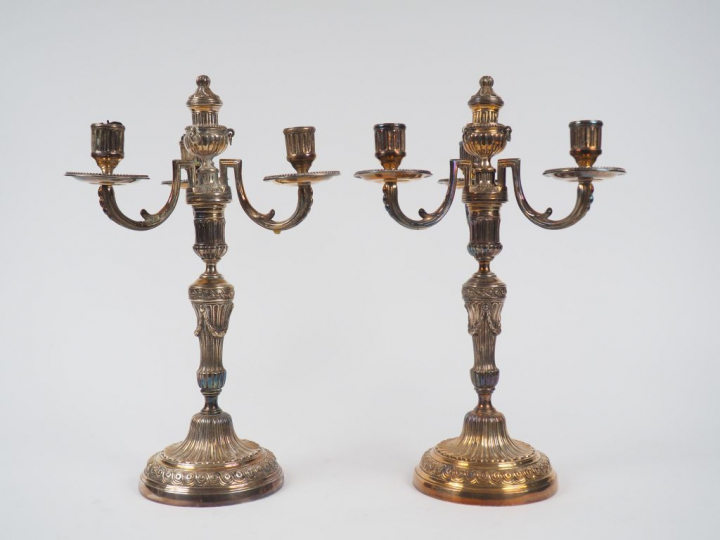 Paire de candélabres de style Louis XVI en bronze argenté, éclairant à