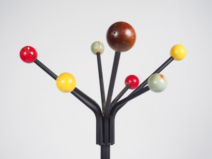 Porte manteaux 1950 en métal et bois polychrome. H. : 171 cm. (état mo