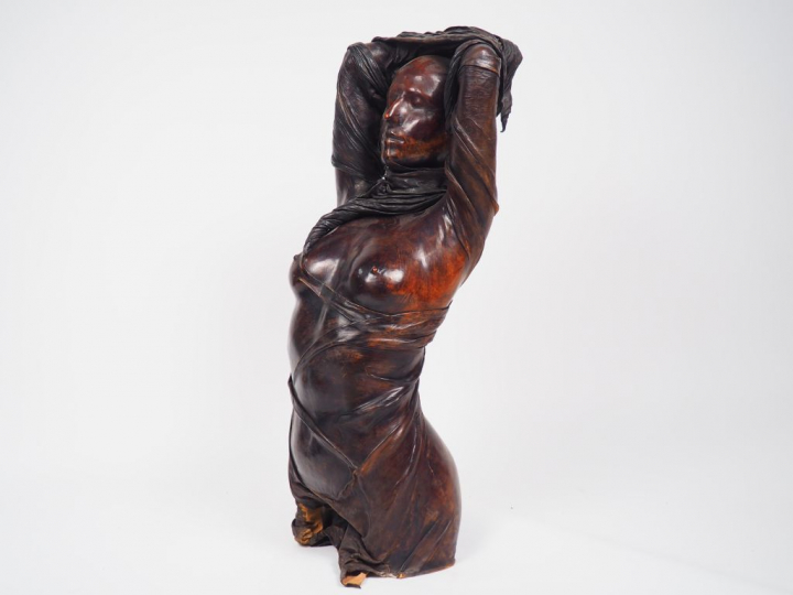 Bruno BARATIER. 'Buste de jeune femme'. Sculpture en platre gainée de 