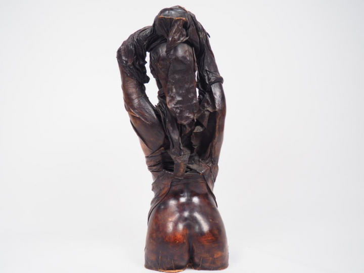 Bruno BARATIER. 'Buste de jeune femme'. Sculpture en platre gainée de 