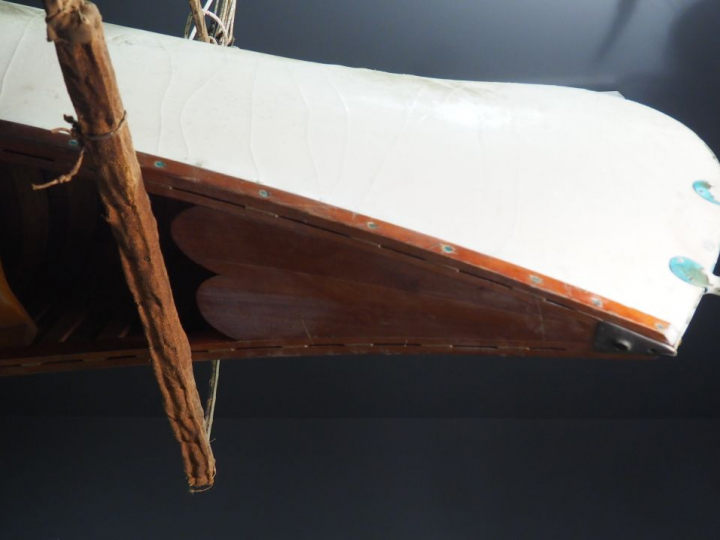 Pierre MATONAT. Canöe en acajou avec ses accessoires.