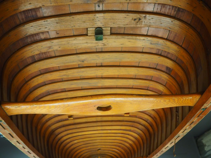 Pierre MATONAT. Canöe en acajou avec ses accessoires.