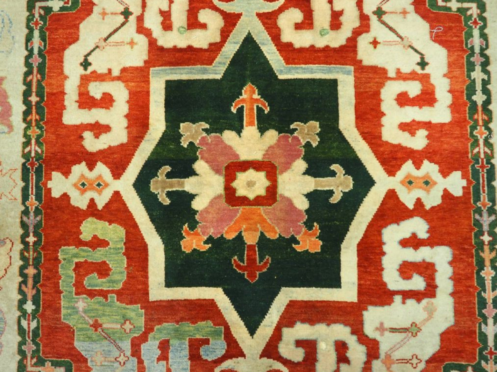 Grand tapis d'Orient, décor Caucase. Dim. : 374 x 562 cm
