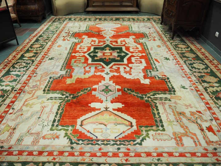 Grand tapis d'Orient, décor Caucase. Dim. : 374 x 562 cm