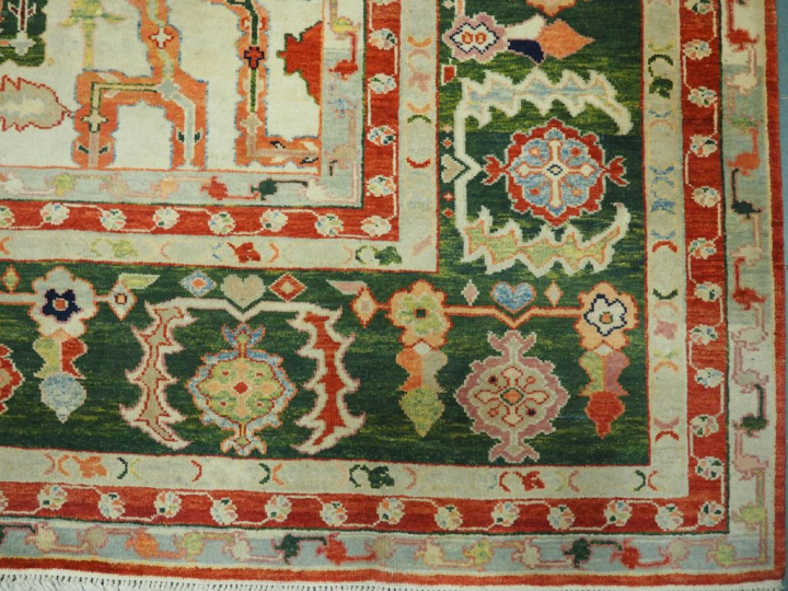 Grand tapis d'Orient, décor Caucase. Dim. : 374 x 562 cm