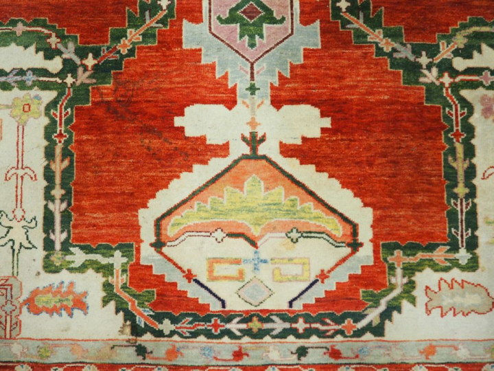 Grand tapis d'Orient, décor Caucase. Dim. : 374 x 562 cm