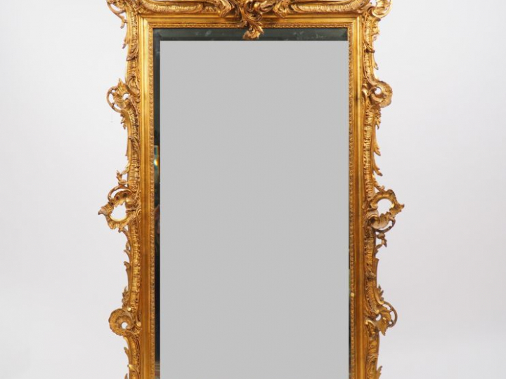 Glace de cheminée Napoléon III de style Louis XV en stuc doré, à décor