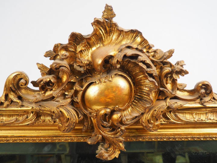 Glace de cheminée Napoléon III de style Louis XV en stuc doré, à décor