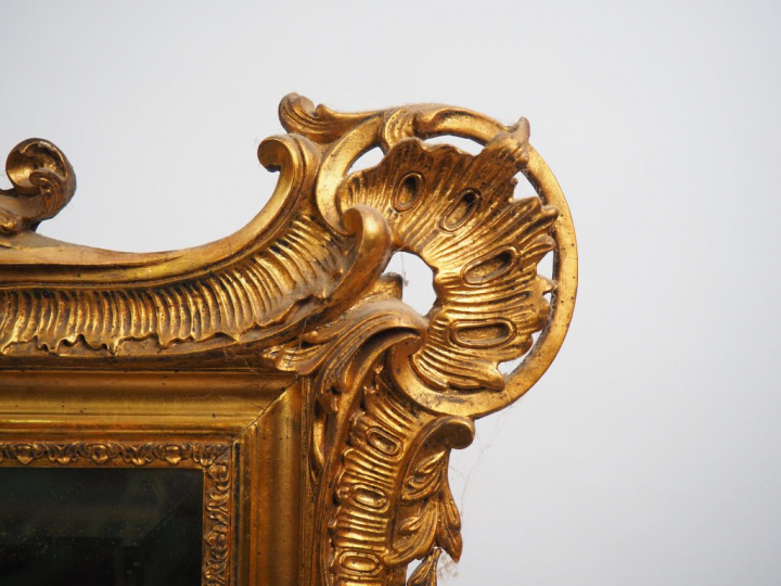 Glace de cheminée Napoléon III de style Louis XV en stuc doré, à décor