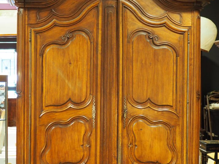 Grand buffet deux corps Louis XV en noyer mouluré, ouvrant à quatre po