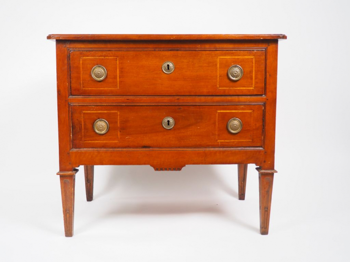 Petite commode Louis XVI en noyer, ouvrant à deux tiroirs. Dessus bois