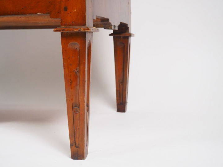 Petite commode Louis XVI en noyer, ouvrant à deux tiroirs. Dessus bois