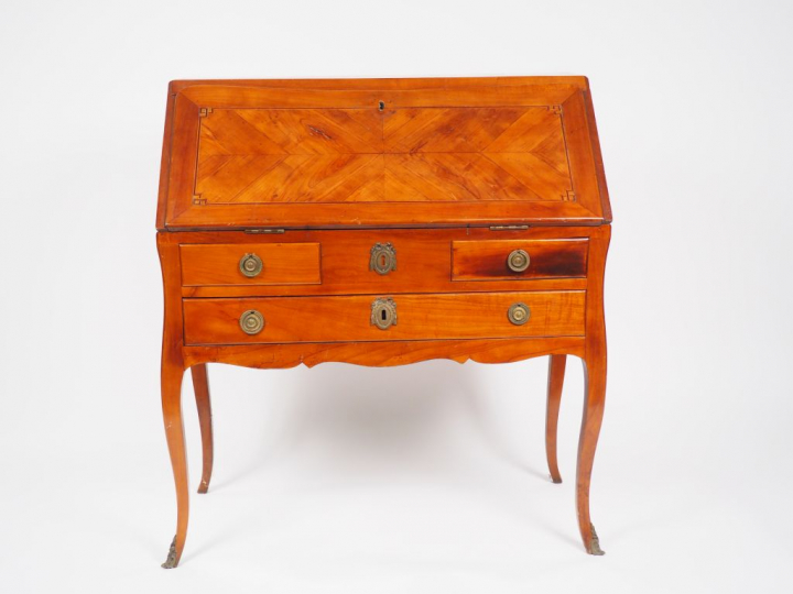 Bureau dos d'âne Louis XV en marqueterie, ouvrant à un abattant et tro