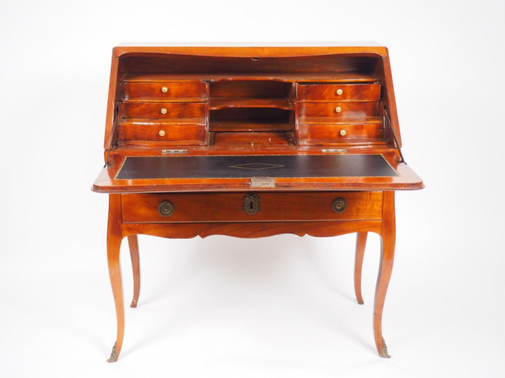 Bureau dos d'âne Louis XV en marqueterie, ouvrant à un abattant et tro
