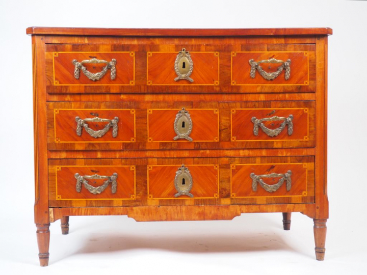 Commode Louis XVI en marqueterie, ouvrant à trois tiroirs en facade. D