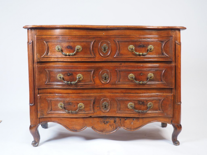 Commode Louis XV en noyer mouluré, ouvrant à trois tiroirs en façade, 