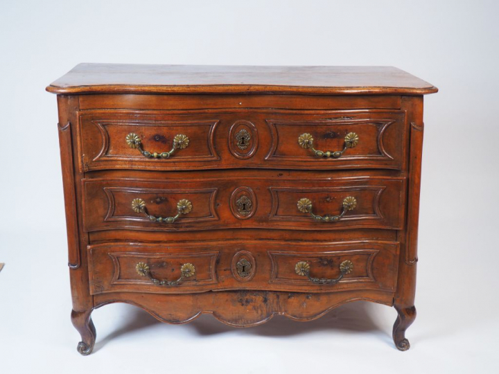 Commode Louis XV en noyer mouluré, ouvrant à trois tiroirs en façade, 