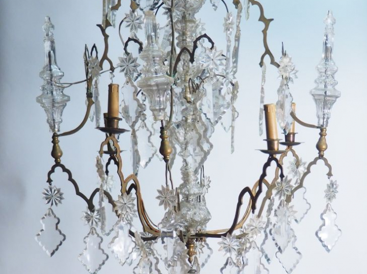 Lustre à pampilles de style Louis XV éclairant à 4 lumières. H. : 112 