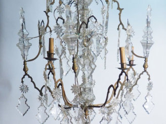 Vente aux enchères Lustre à pampilles de style Louis XV éclairant à 4 lumières. H. : 112 