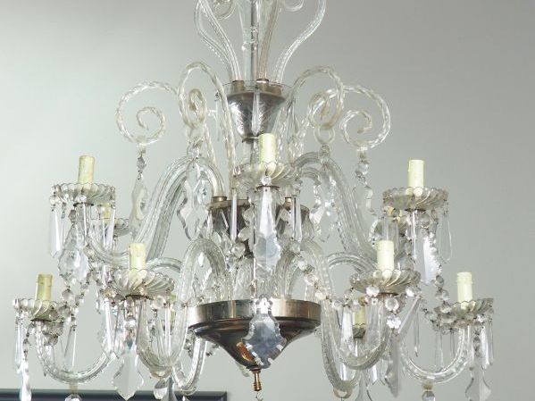 Lustre à pampilles en verre éclairant à 12 lumières. H. : 103 cm. (acc