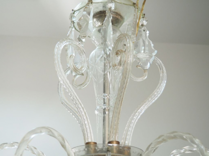 Lustre à pampilles en verre éclairant à 12 lumières. H. : 103 cm. (acc