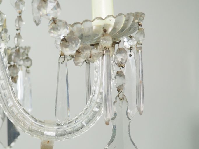 Lustre à pampilles en verre éclairant à 12 lumières. H. : 103 cm. (acc