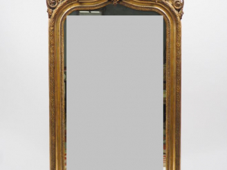 Vente aux enchères Glace Napoléon III en bois et stuc doré, à décor de tête de personnage