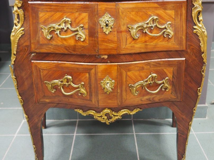 Commode Louis XV en marqueterie ouvrant à deux tiroirs, ornementation 