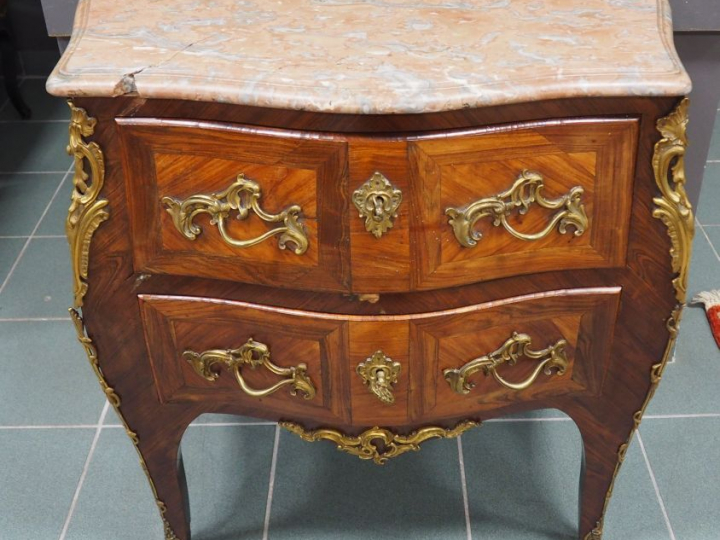 Commode Louis XV en marqueterie ouvrant à deux tiroirs, ornementation 