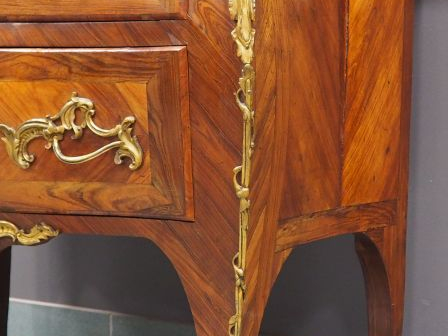 Commode Louis XV en marqueterie ouvrant à deux tiroirs, ornementation 