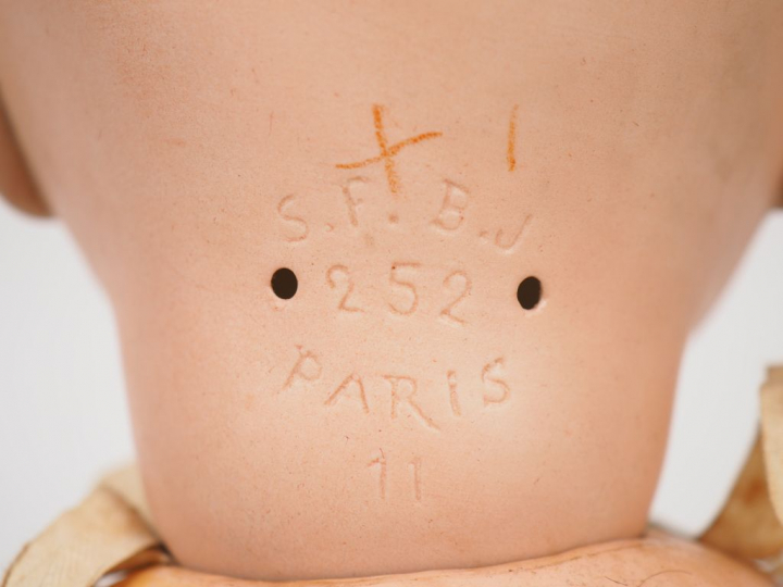 Bébé de caractère français SFBJ moule 252, taille 11, bouche fermée, y