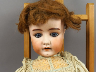 Vente aux enchères Une grande poupée hybride, tête allemande 1912, yeux basculants et bou