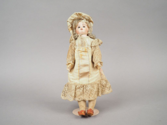 Vente aux enchères Petite poupée française 1900 marquée DP Paris 2, yeux fixes bruns, bou