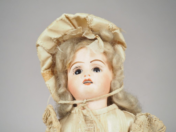 Petite poupée française 1900 marquée DP Paris 2, yeux fixes bruns, bou