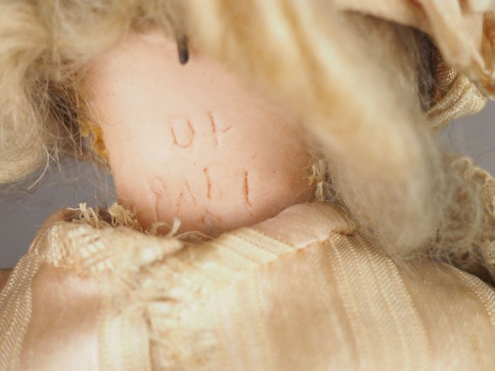 Petite poupée française 1900 marquée DP Paris 2, yeux fixes bruns, bou