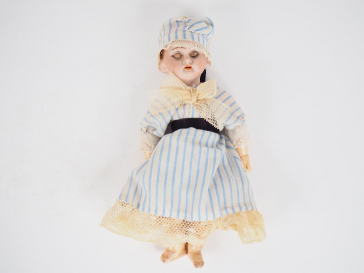 Petite poupée entièrement articulée de marque Armand Marseille. 17 cm.